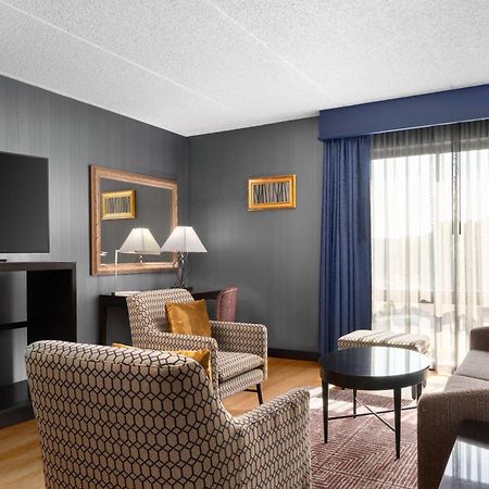 Doubletree By Hilton Bradley International Airport Hotel Windsor Locks Exterior photo