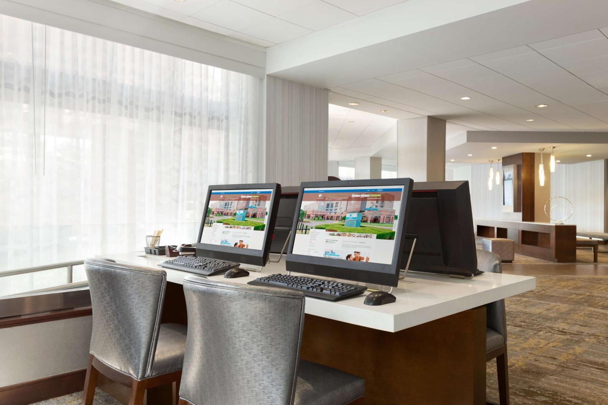 Doubletree By Hilton Bradley International Airport Hotel Windsor Locks Exterior photo