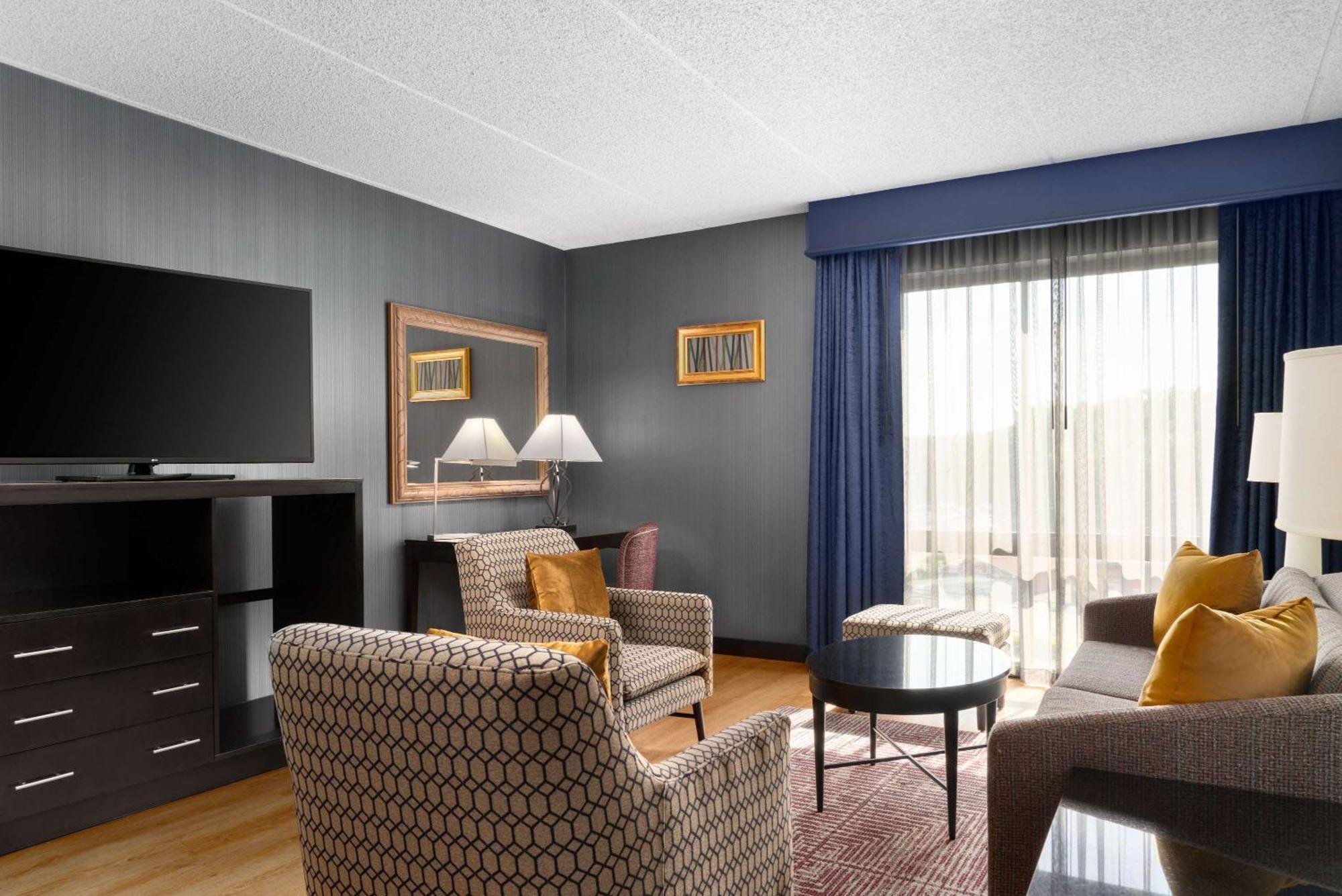 Doubletree By Hilton Bradley International Airport Hotel Windsor Locks Exterior photo